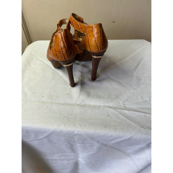 Michael Kors Cognac Croc Embossed Leather T-Strap Platform Heels Sandals 6 - Picture 3 of 5